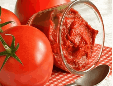 رب گوجه فرنگی شیشه ای خوش‌رنگ با کیفیت مناسب مصرف خانگی
